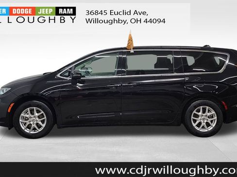 Used 2024 Chrysler Pacifica Touring-L FWD image 5