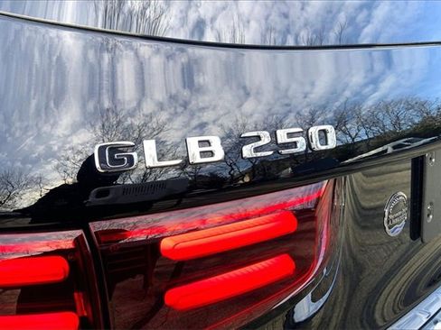 Used 2025 Mercedes-Benz GLB 250 4MATIC image 8
