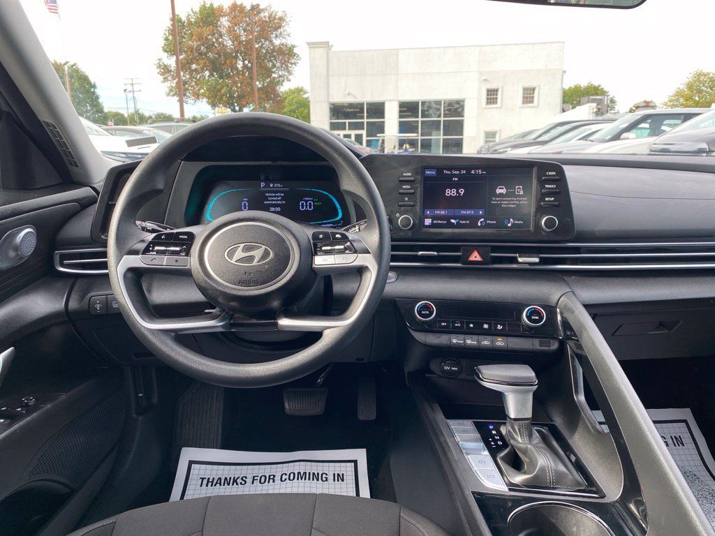 Certified 2025 Hyundai Elantra Hybrid FWD image 10
