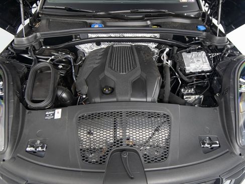 Certified 2025 Porsche Macan image 40