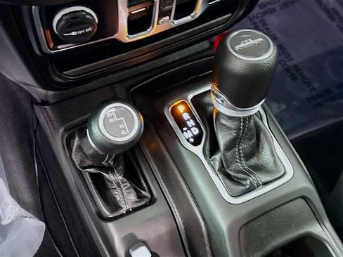 Used 2025 Jeep Gladiator Sport image 16