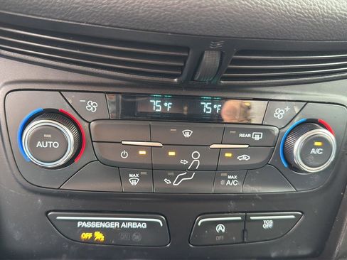 Used 2017 Ford Escape SE w/ SE Sport Appearance Package FWD image 8