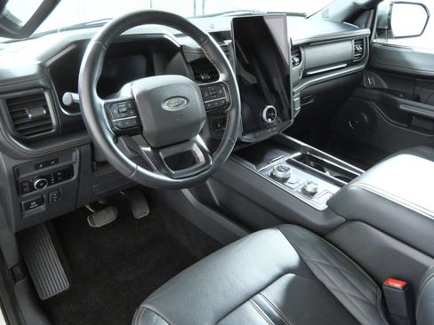 Used 2023 Ford Expedition Platinum AWD/4WD image 2