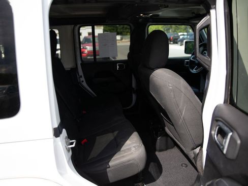 Used 2020 Jeep Wrangler Unlimited Sahara image 16