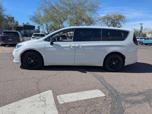 Used 2024 Chrysler Pacifica Touring-L image 5