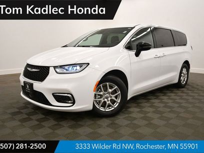 Used 2025 Chrysler Pacifica Select