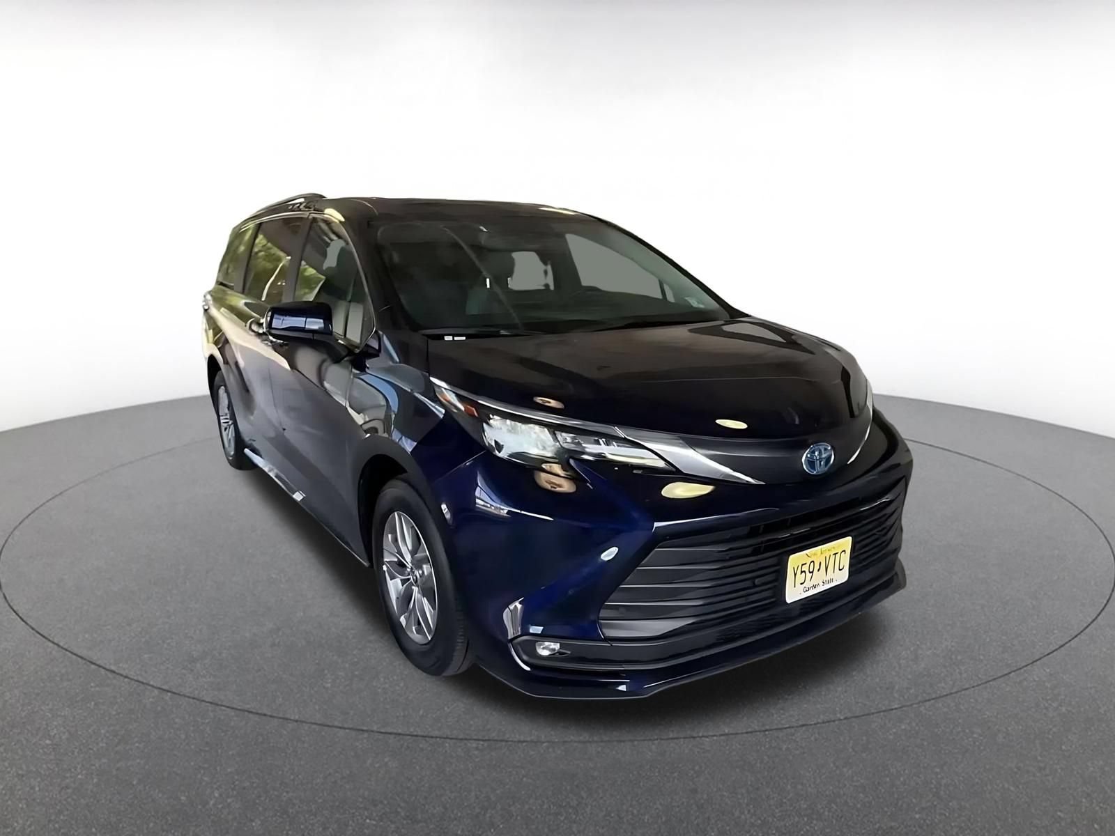 Used 2025 Toyota Sienna XLE FWD image 3