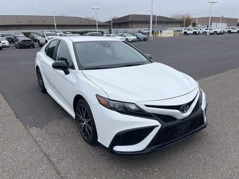 Used 2024 Toyota Camry SE image 3