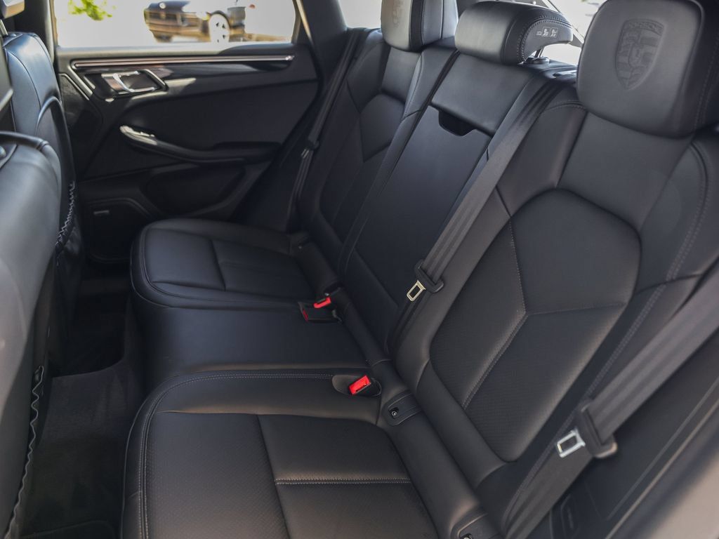 Certified 2026 Porsche Macan AWD/4WD image 31
