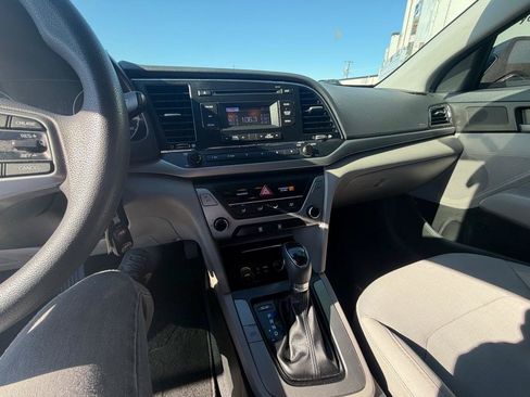 Used 2017 Hyundai Elantra SE FWD image 34