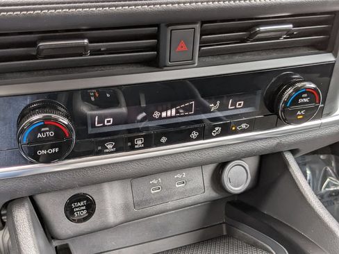 Used 2024 Nissan Rogue SV FWD image 21