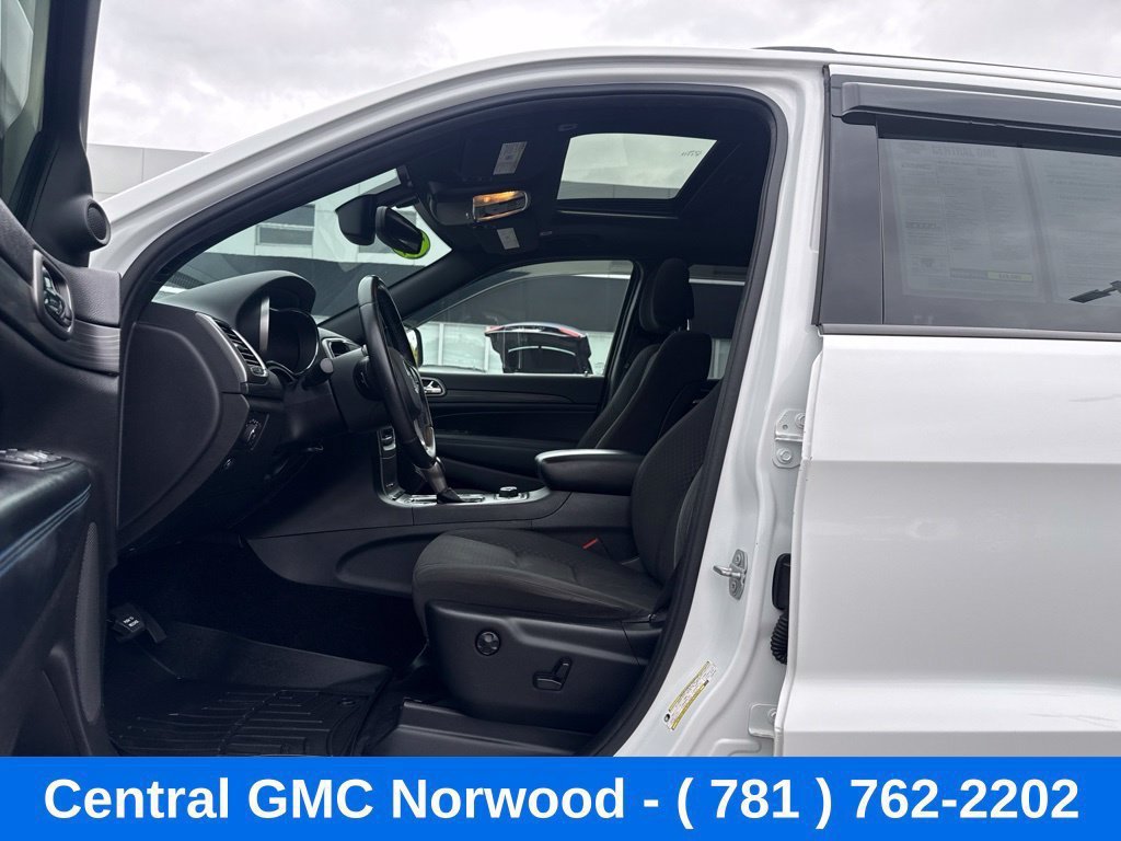 Used 2019 Jeep Grand Cherokee Laredo AWD/4WD image 14