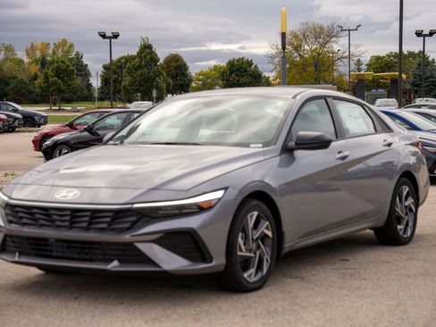 New 2025 Hyundai Elantra SEL image 3