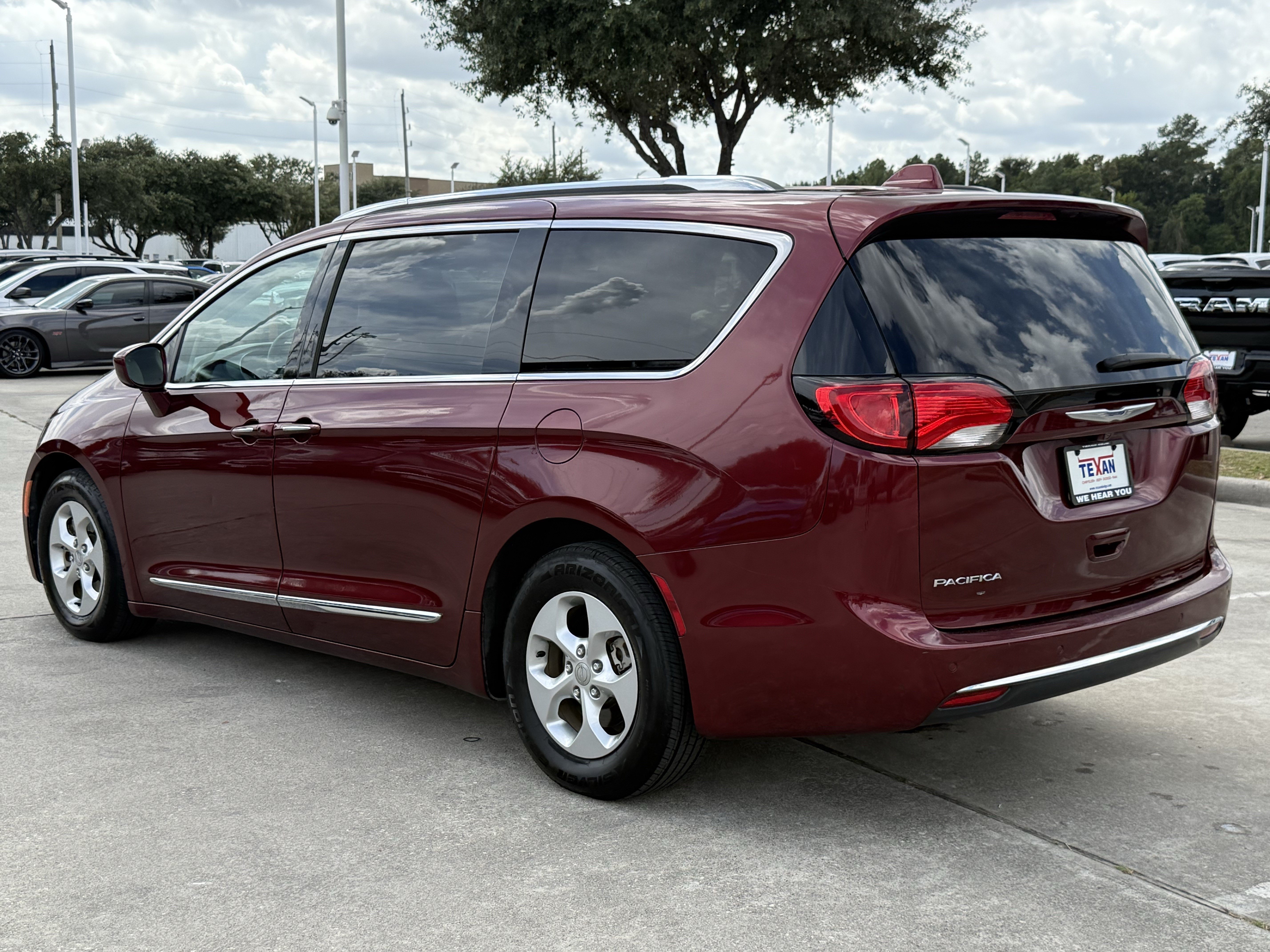 Used 2017 Chrysler Pacifica Touring-L Plus FWD image 8