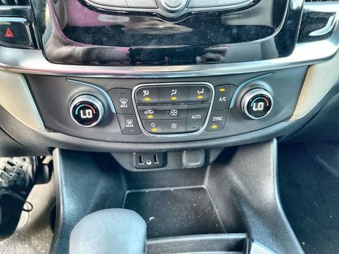 Used 2022 Chevrolet Traverse LS FWD image 19
