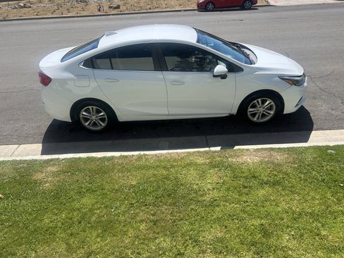 Used 2017 Chevrolet Cruze LT FWD image 3