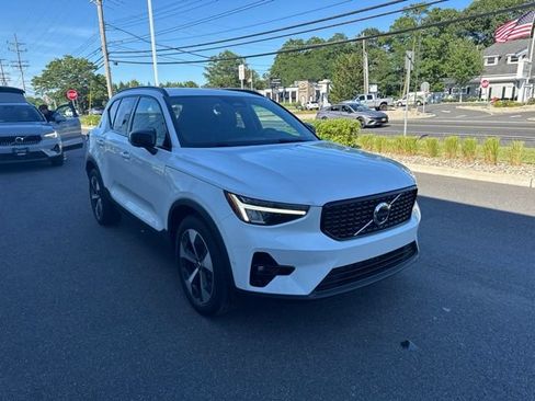 Certified 2025 Volvo XC40 B5 Plus AWD/4WD image 6