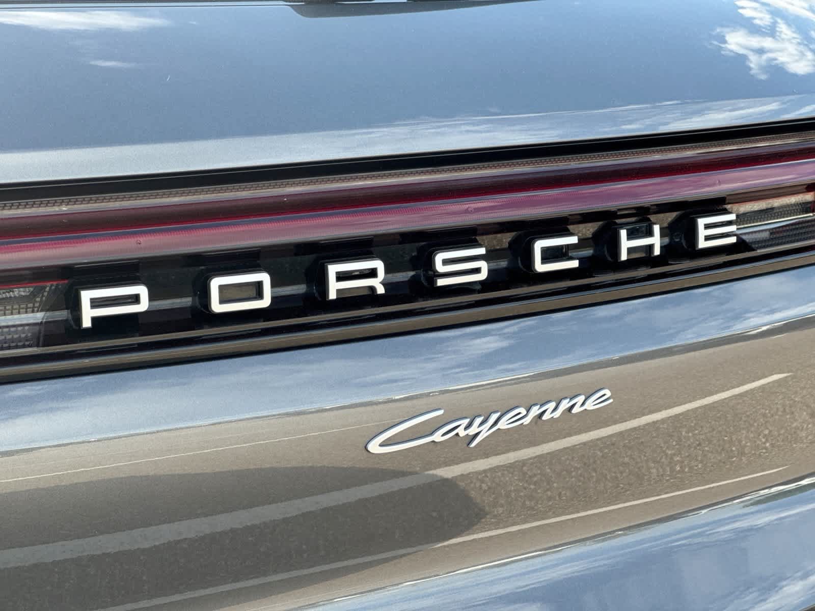 Used 2025 Porsche Cayenne AWD/4WD image 18