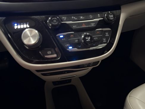 Used 2018 Chrysler Pacifica Touring-L Plus w/ Advanced Safetytec Group FWD image 24