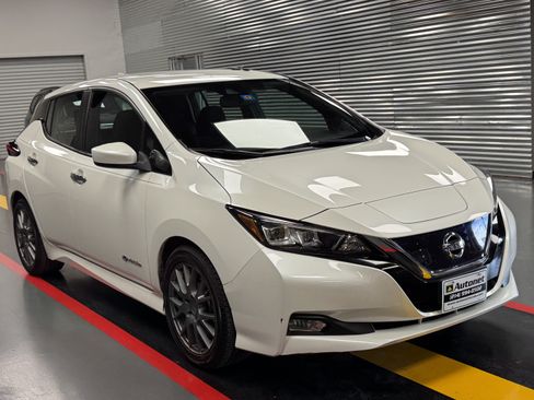 Used 2018 Nissan Leaf SV w/ SV Technology Package FWD image 8