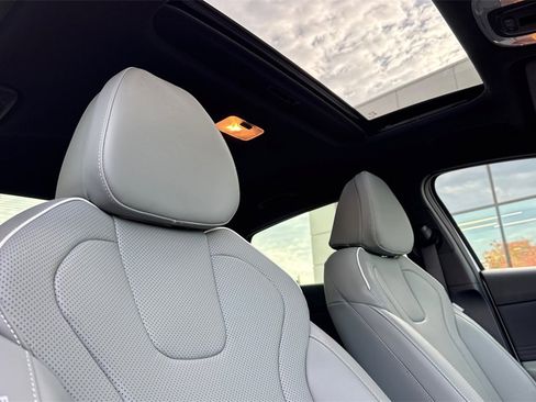 Used 2025 Hyundai Elantra Limited image 18