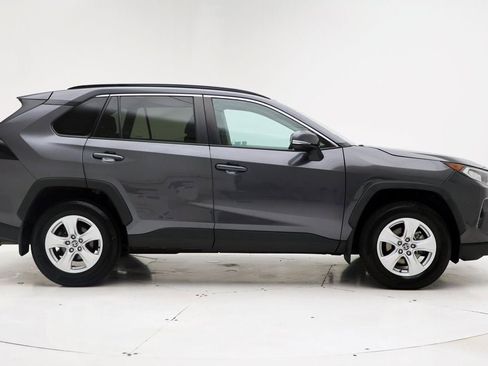 Used 2021 Toyota RAV4 XLE w/ Convenience Package image 3