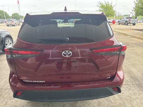 Used 2021 Toyota Highlander LE FWD image 5