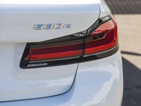 Used 2023 BMW 530e w/ Convenience Package image 7