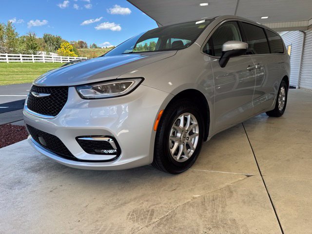 Used 2023 Chrysler Pacifica Touring-L FWD image 9