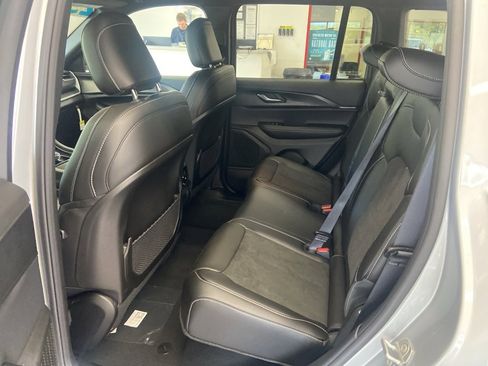 New 2025 Jeep Grand Cherokee 4WD image 9