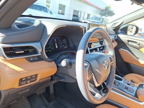 Used 2023 Toyota Highlander Platinum image 17