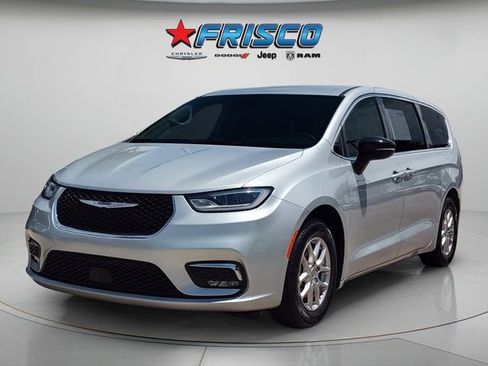 Used 2024 Chrysler Pacifica Touring-L FWD image 3