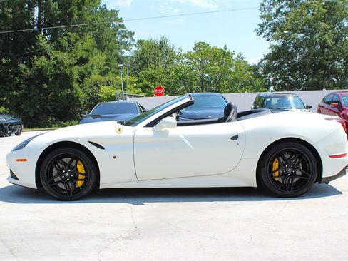Used 2017 Ferrari California T image 6