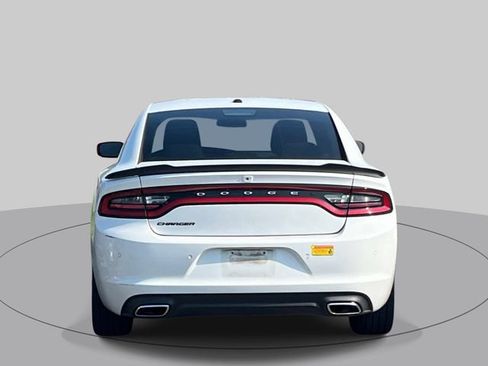Used 2018 Dodge Charger SXT w/ Blacktop Package RWD image 3
