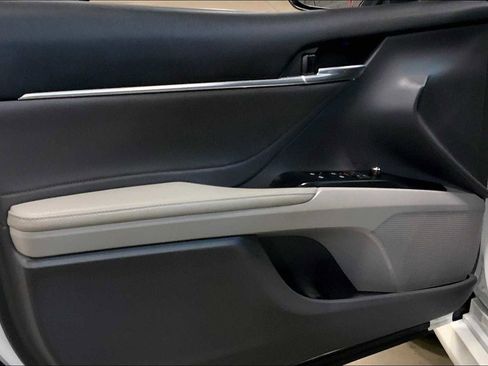 Used 2018 Toyota Camry XLE FWD image 20