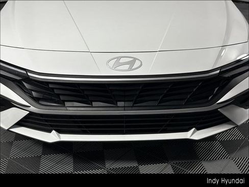Used 2025 Hyundai Elantra Hybrid FWD image 50