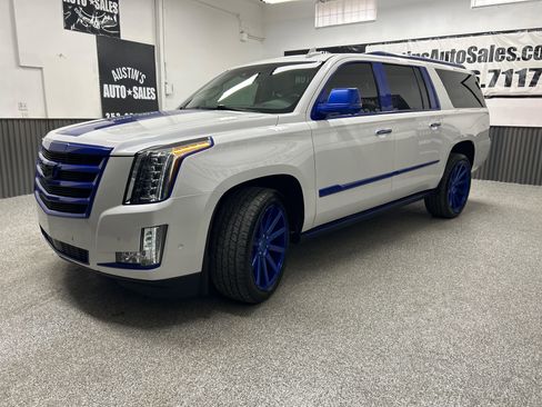 Used 2017 Cadillac Escalade ESV Premium Luxury image 2