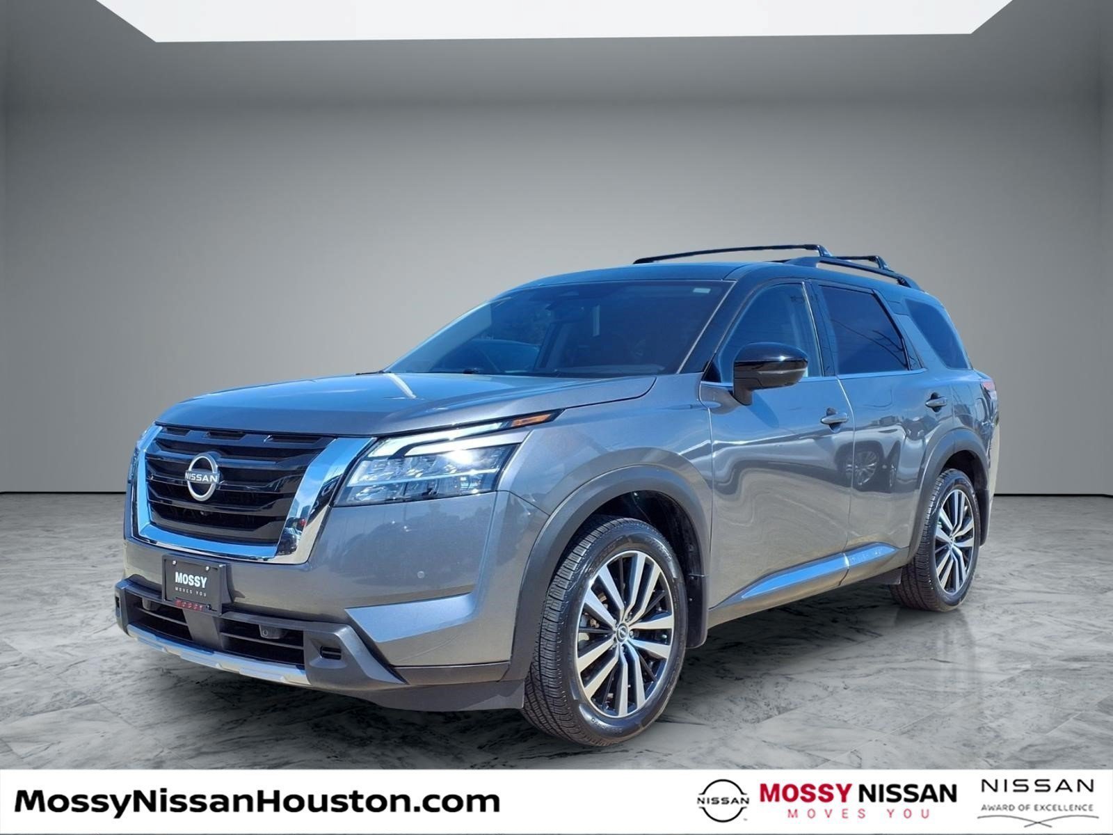 Used 2024 Nissan Pathfinder Platinum FWD image 4