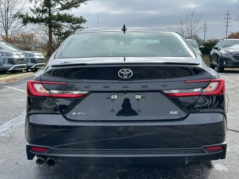Used 2025 Toyota Camry SE image 6