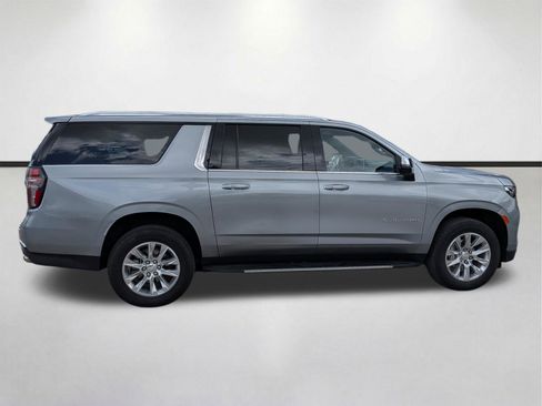Used 2023 Chevrolet Suburban Premier RWD image 3