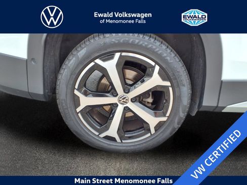 Certified 2025 Volkswagen Tiguan SE w/ Panoramic Sunroof Package AWD/4WD image 28