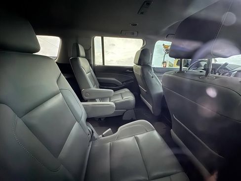 Used 2020 Chevrolet Suburban LT w/ Luxury Package RWD image 4