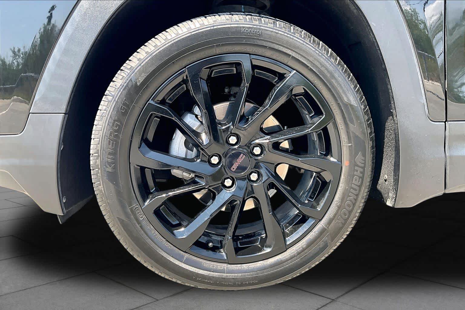 Used 2024 GMC Terrain SLE w/ Driver Convenience Package FWD image 11
