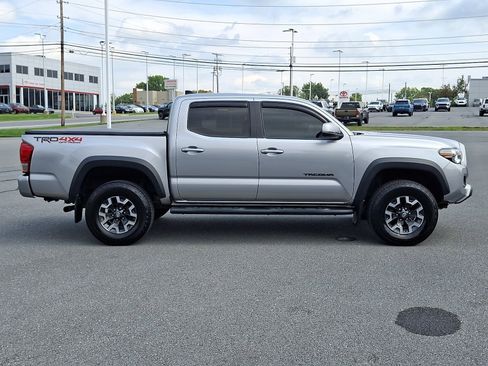 Used 2017 Toyota Tacoma TRD Off-Road AWD/4WD image 8