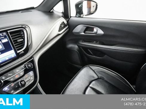 Used 2025 Chrysler Pacifica Limited FWD image 37