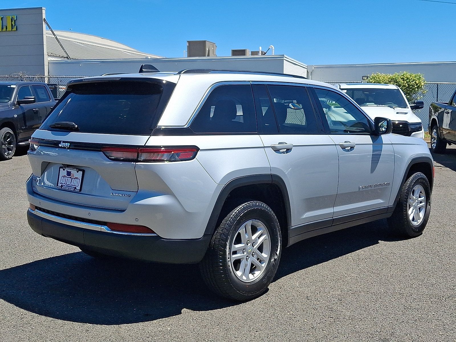 Used 2023 Jeep Grand Cherokee Laredo w/ Luxury Tech Group I AWD/4WD image 7