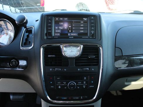 Used 2015 Chrysler Town & Country Touring w/ Trailer Tow Group image 21