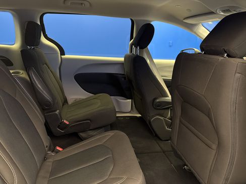 Used 2023 Chrysler Voyager LX image 25