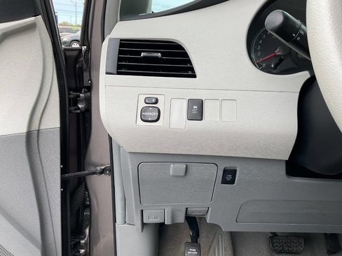 Used 2011 Toyota Sienna LE FWD image 16
