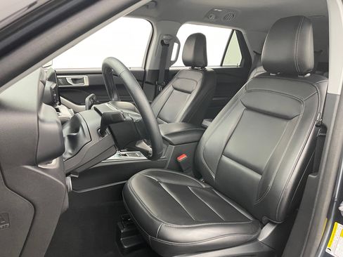 Used 2023 Ford Explorer XLT w/ Equipment Group 202A AWD/4WD image 18